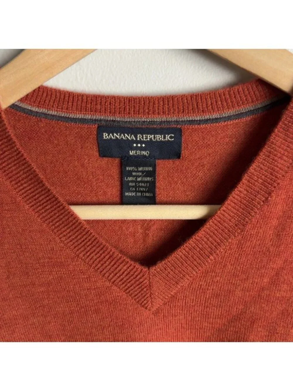 Banana Republic Merino Wool V-Neck Sweater Size Medium Rust Orange Luxury Men’s